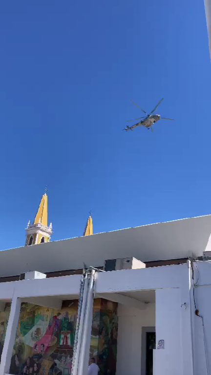 $!Sobrevuela helicóptero de la Marina el centro de Mazatlán