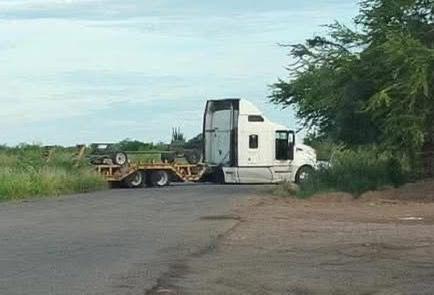 Un tráiler robado fue usado para bloquear la carretera estatal en Elota, Sinaloa.