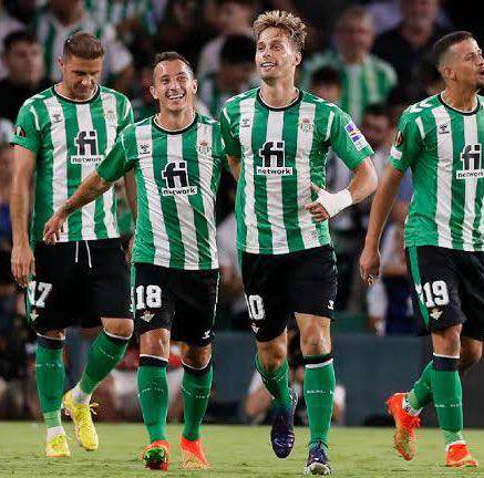 Andrés Guardado y el Betis disputarán los playoffs de la Conference Europa League.
