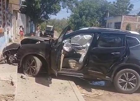 Los tripulantes de una camioneta Nissan X-Trail se dieron a la fuga luego de impactarla contra una vivienda en Mazatlán.