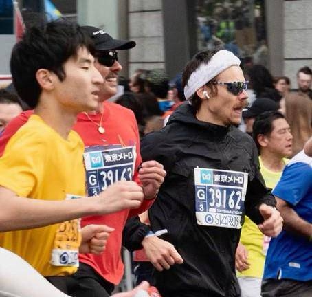 El cantante logró un ritmo promedio de 4:51 minutos por kilómetro un tiempo digno de un runner.