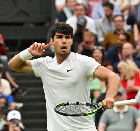 Carlos Alcaraz celebra un punto ante Frances Tiafoe en la tercera ronda de Wimbledon.
