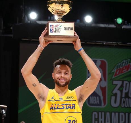 Stephen Curry muestra su trofeo.