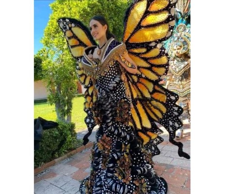 Débora Hallal portando el diseño de Luis Antonio Ríos.