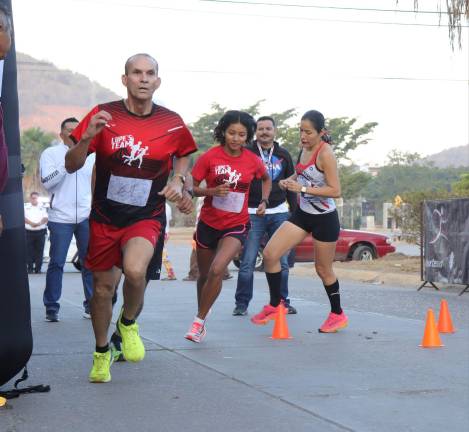 En la carrera participaron niños, jóvenes, adultos y adultos mayores.
