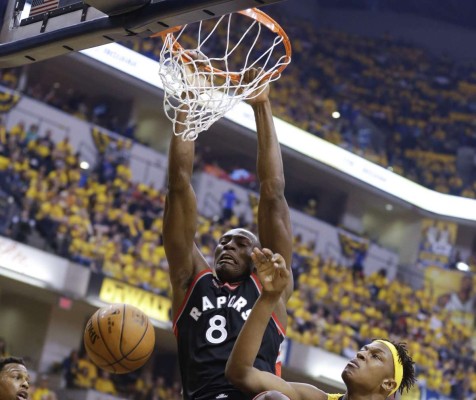 Bismack Biyombo (8) clava la bola.