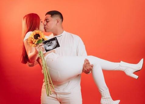 Eduin Caz, de Grupo Firme, y su esposa Daisy Anahy.