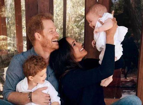 Los hijos de Enrique y Meghan, Archie y Lilibet, serán príncipes por cambio en línea de sucesión.