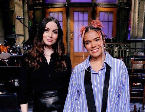 Ana de Armas y Karol G en ‘Saturday Night Live’.