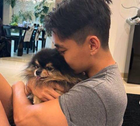 V de BTS con su fiel amigo Yeontan.