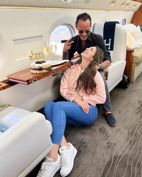 $!¿Boda en puerta? Novia de Marc Anthony muestra brillante anillo de compromiso