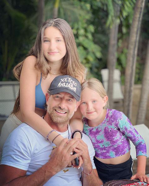 $!Celebra Gabriel Soto sus 47 años de vida junto a su novia e hijas