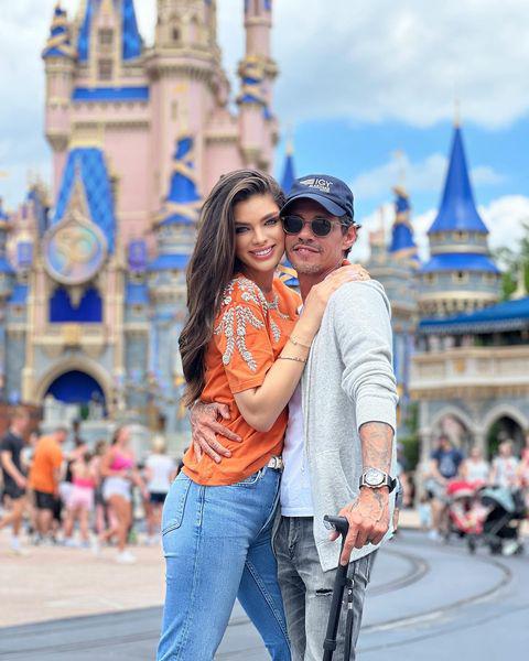 $!¿Boda en puerta? Novia de Marc Anthony muestra brillante anillo de compromiso