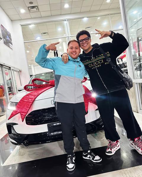 $!Sorprende Eduin Caz a su primo con un auto nuevo