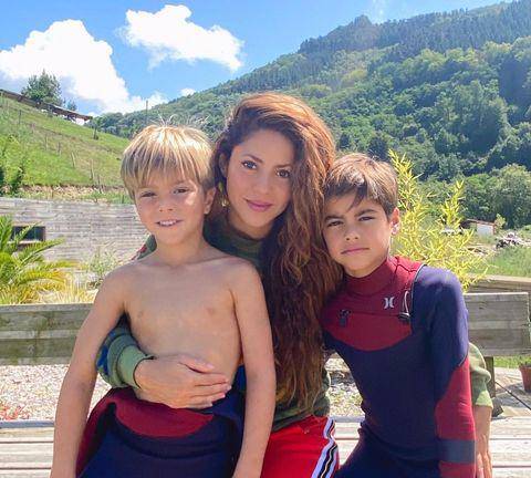 El surf es un deporte que practican Shakira y sus hijos.