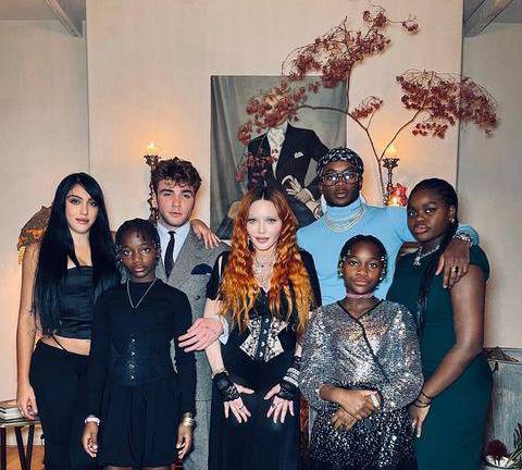Madonna con sus hijos.