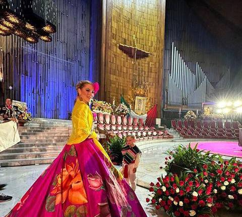 Marjorie de Souza llegó con su hijo Matías vestido como Juan Diego.