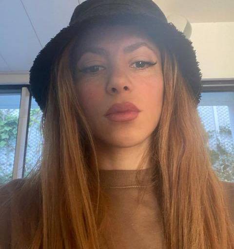 Shakira causa polémica con foto en la que parece hacer referencia a Clara Chía