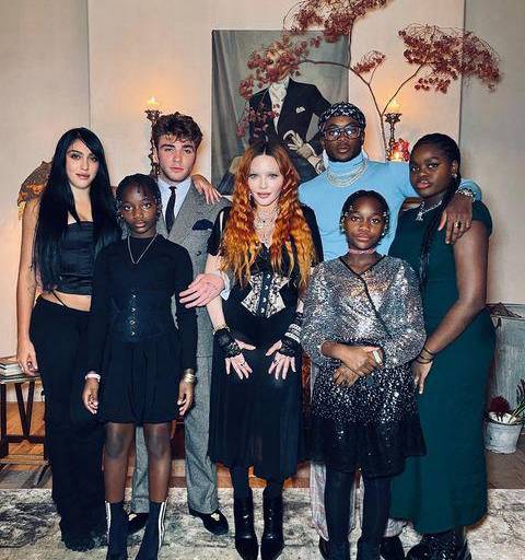 Madonna logra reunir a sus seis hijos en foto familiar