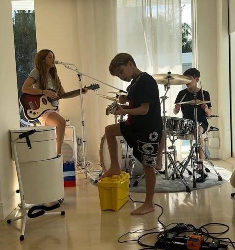Comparte Shakira el primer proyecto musical de sus hijos Milan y Sasha