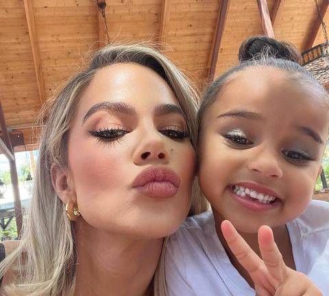 Khloé Kardashian y su hija True.