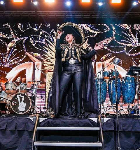 Alicia Villarreal rompe en llanto en el escenario al recordar a su padre