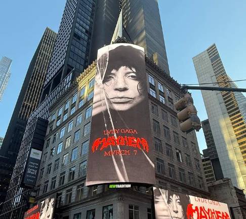 Espectaculares sorprendieron a los fans de Nueva York y Las Vegas con el anuncio del lanzamiento del nuevo álbum de Lady Gaga.