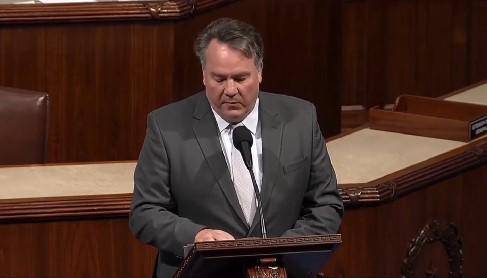 El congresista republicano Alex Mooney propuso en la Cámara de Representantes recortar apoyos a México.