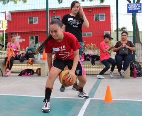 Aprenden secretos del baloncesto en el Campamento Diviértete, Aprende y Juega 2017