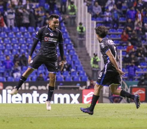 Carlos Rodríguez puso adelante a los cementeros.