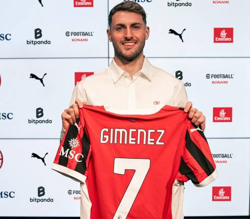 Santiago Giménez dio sus motivos para tomar el número 7 en el dorsal.