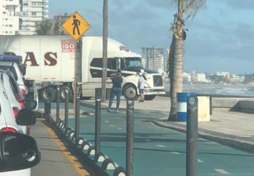 El tráiler al momento de invadir la ciclovía.
