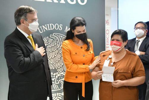 Relaciones Exteriores presenta el nuevo pasaporte electrónico; tiene chip