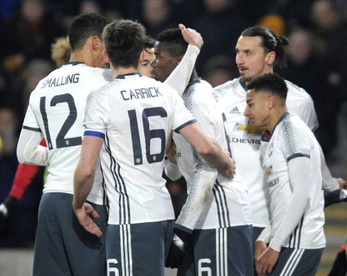 Man United cae ante Hull pero avanza a final de Copa de Liga