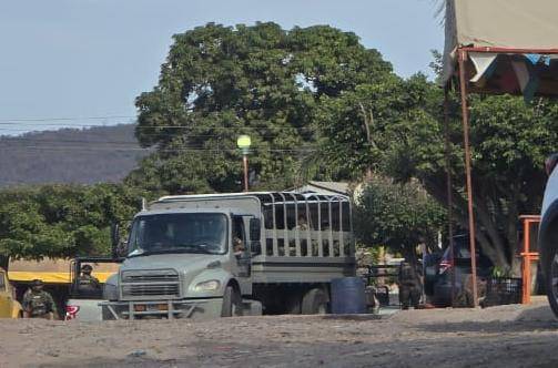 Los militares realizan retenes en diversas zonas de El Rosario.