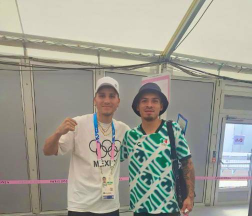 Marco Verde (izq.) y el equipo mexicano de boxeo ya están en París.