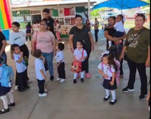 En un Jardín de Niños de Culiacán denuncian la falta de docentes al inicio del ciclo escolar.