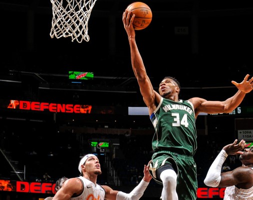 Con regreso de Antetokounmpo, los Bucks se imponen al Magic