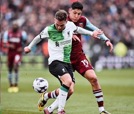Edson Álvarez (der.) jugó todo el partido.