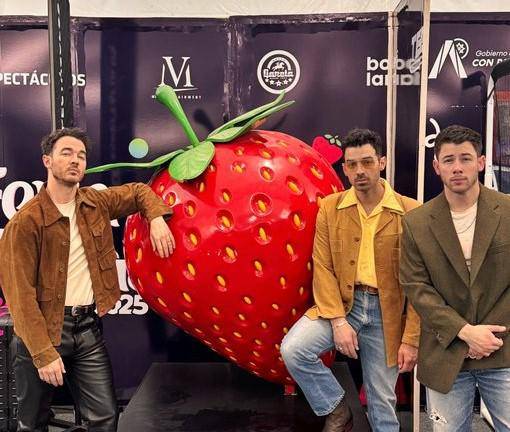 El espectáculo empezó con Sucker el sencillo de 2019 y que cimentó su regreso a la escena musical tras un largo descanso.