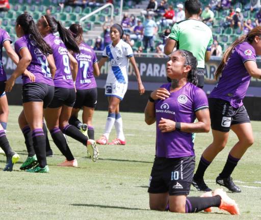 Liliana Hernández festeja el gol de las Cañoneras.