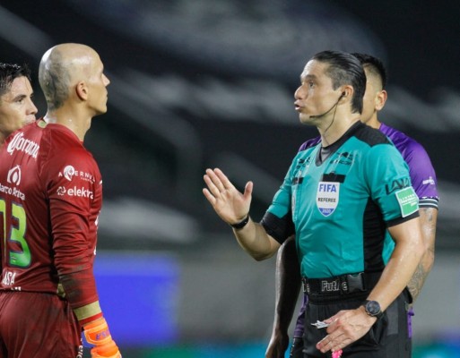 Paco Palencia, molesto por el arbitraje en derrota ante Cruz Azul