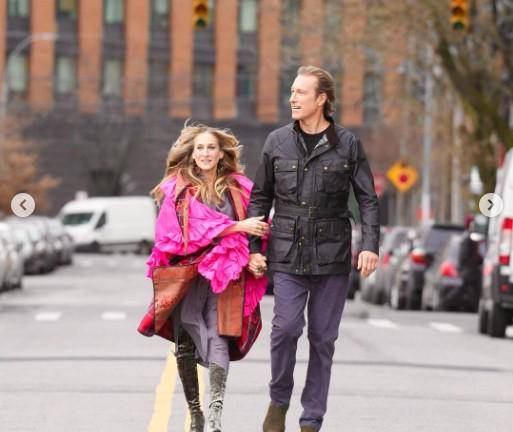 En la cuenta oficial de la miniserie, reboot de Sex and the City, aparece la imagen de Carrie Bradshaw de la mano de su ex novio Aidan.