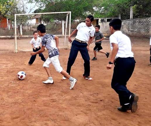 Los niños de Puertas de Canoa tuvieron un rato de esparcimiento y disfrutaron de la práctica del futbol.