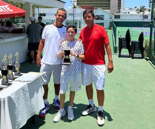 Jerónimo Velazco muestra su trofeo de campeón de la categoría 14-16 años.