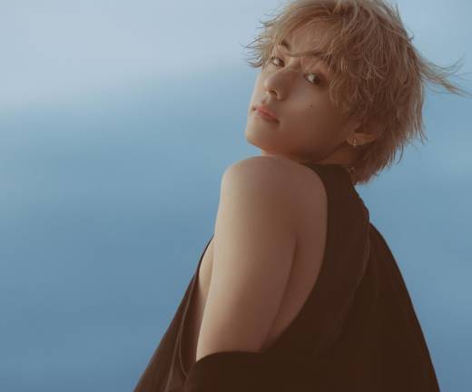 V de BTS lanzó su primer album como solista ‘Layover’.
