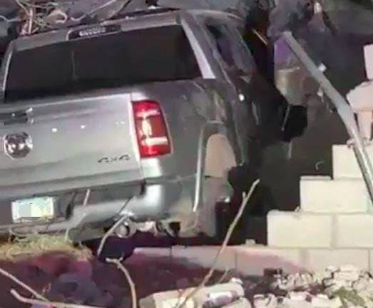La camioneta de Orlando “Siri” Salido se impactó contra la vivienda.