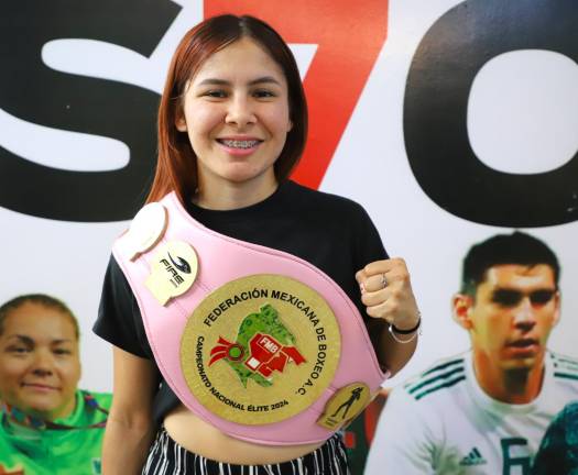 Esmeralda Patiño Juárez ‘presume’ su cinturón de campeona en Nacional Elite de Boxeo.