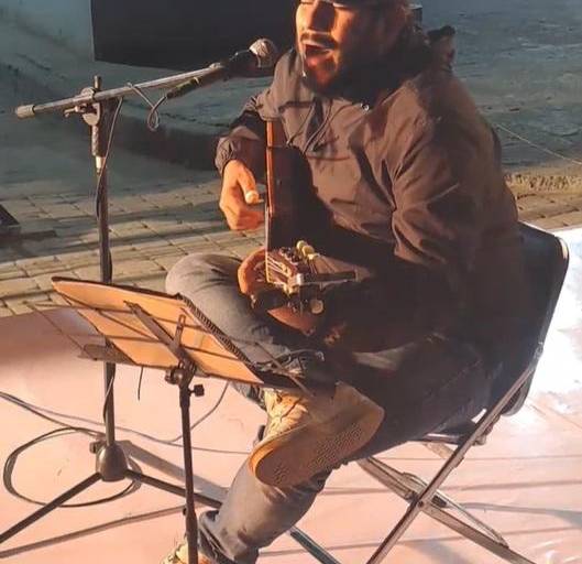 Canta el trovador Fernando Zamora en el Paseo de las Artes