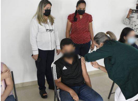 La vacunación a menores con comorbilidades es por cita, como una medida de prevención.